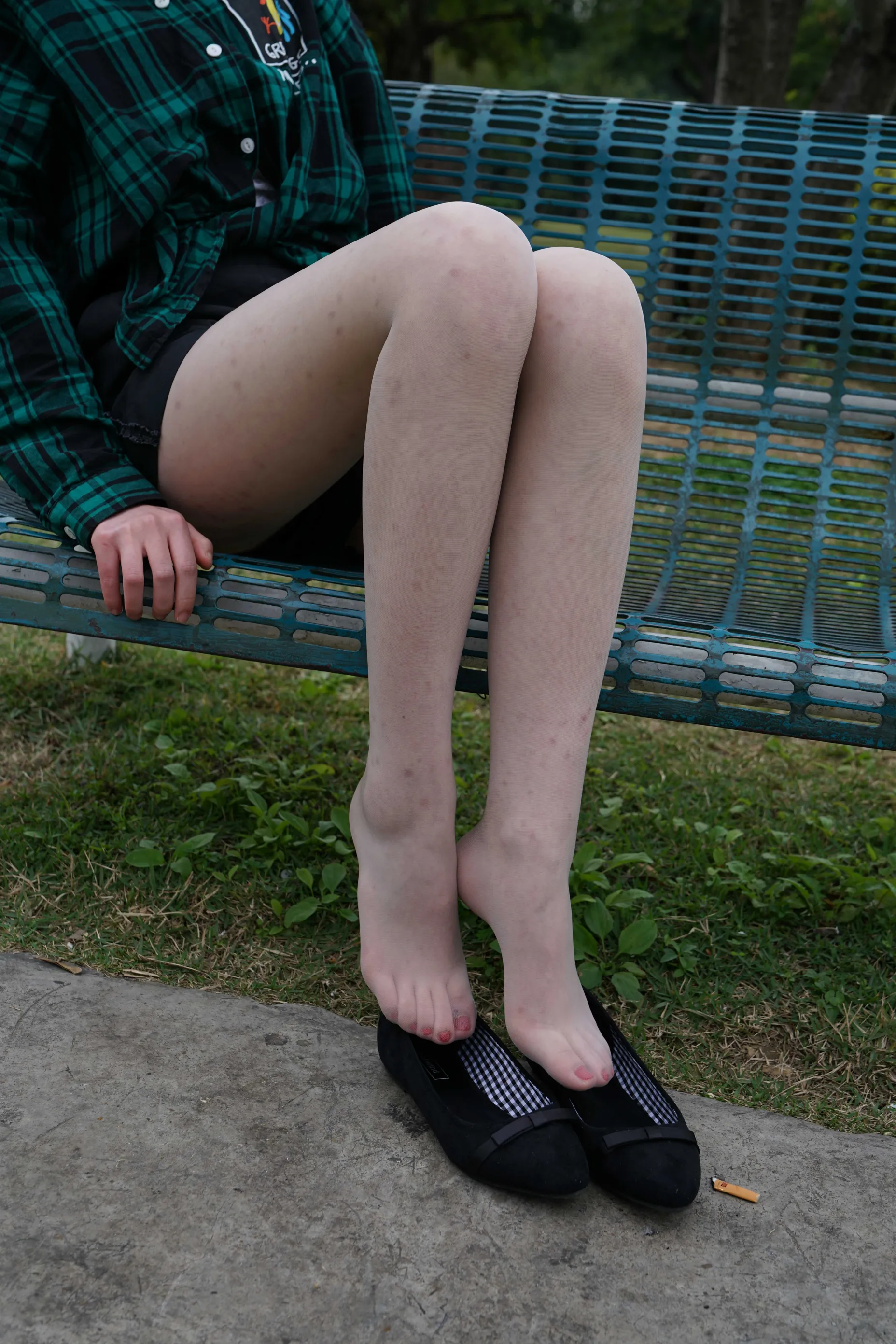 [Mzsock] NO.022 Xiao Zhang picks up a conversation with a high school student in the park and takes a direct photo of her silky feet street photography#[58P]-1