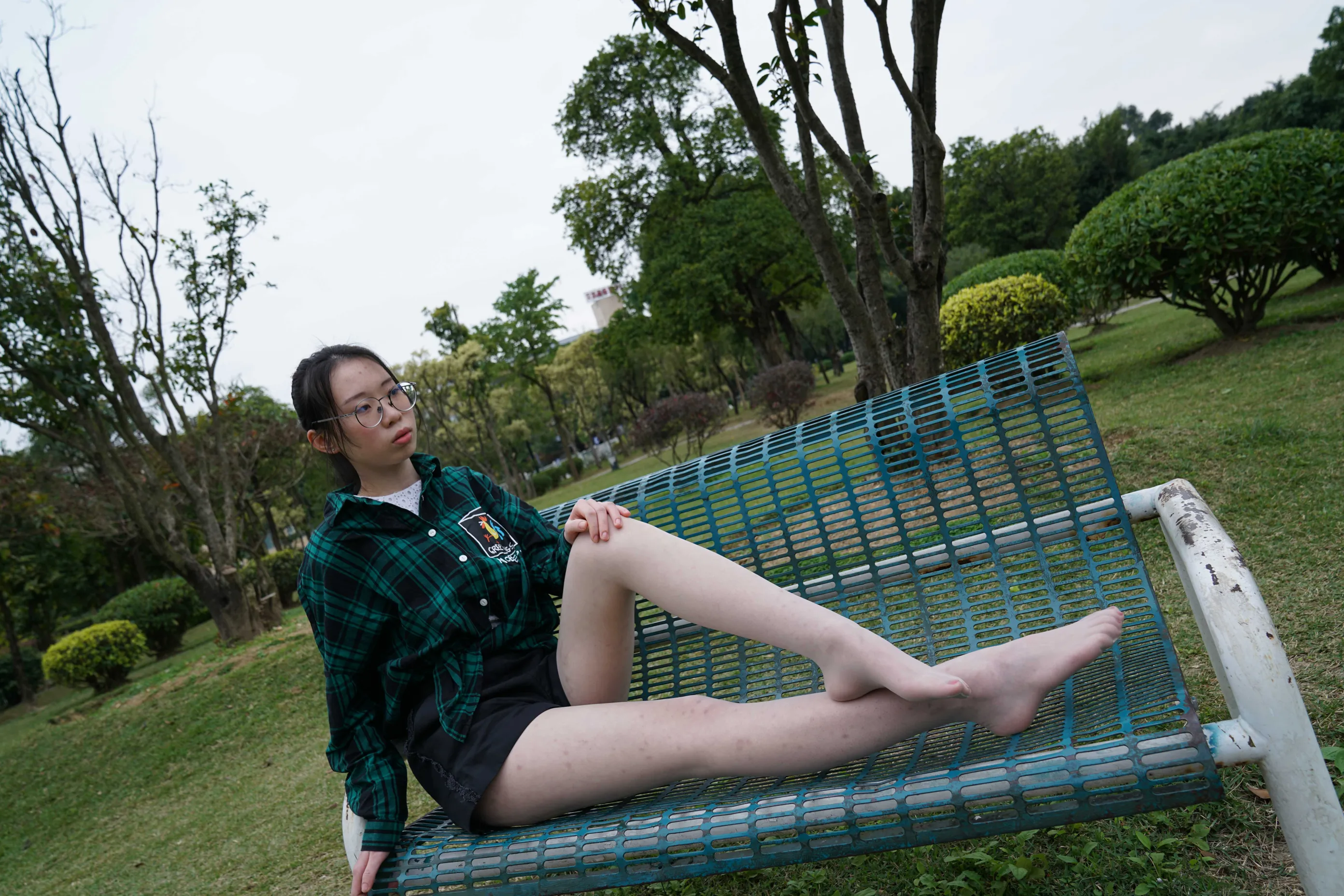 [Mzsock] NO.022 Xiao Zhang picks up a conversation with a high school student in the park and takes a direct photo of her silky feet street photography#[58P]-10