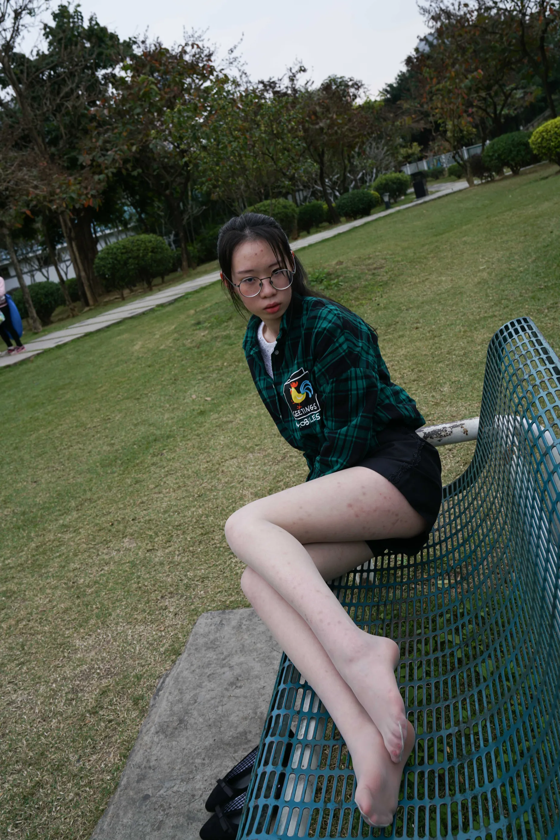 [Mzsock] NO.022 Xiao Zhang picks up a conversation with a high school student in the park and takes a direct photo of her silky feet street photography#[58P]-1