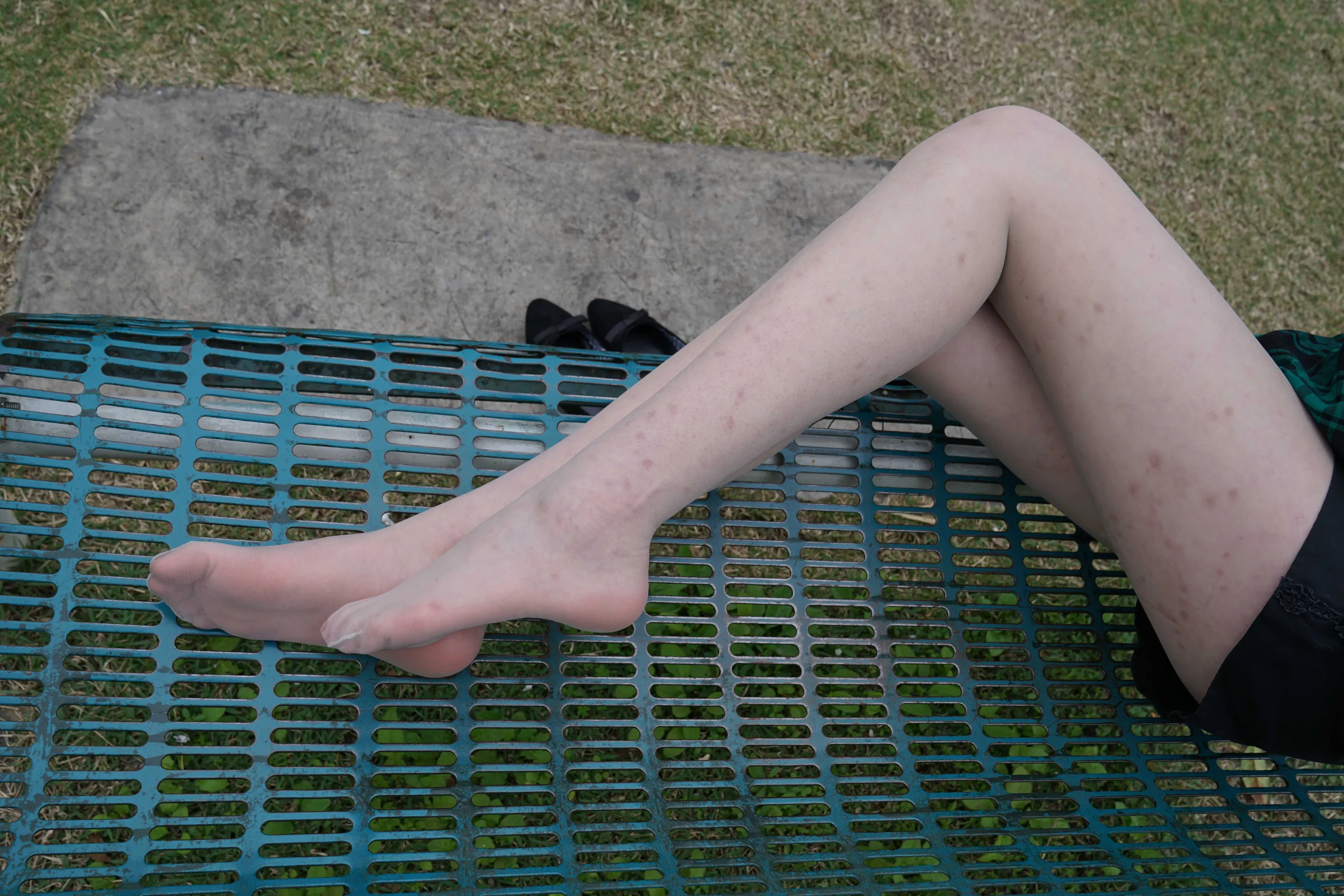 [Mzsock] NO.022 Xiao Zhang picks up a conversation with a high school student in the park and takes a direct photo of her silky feet street photography#[58P]-2