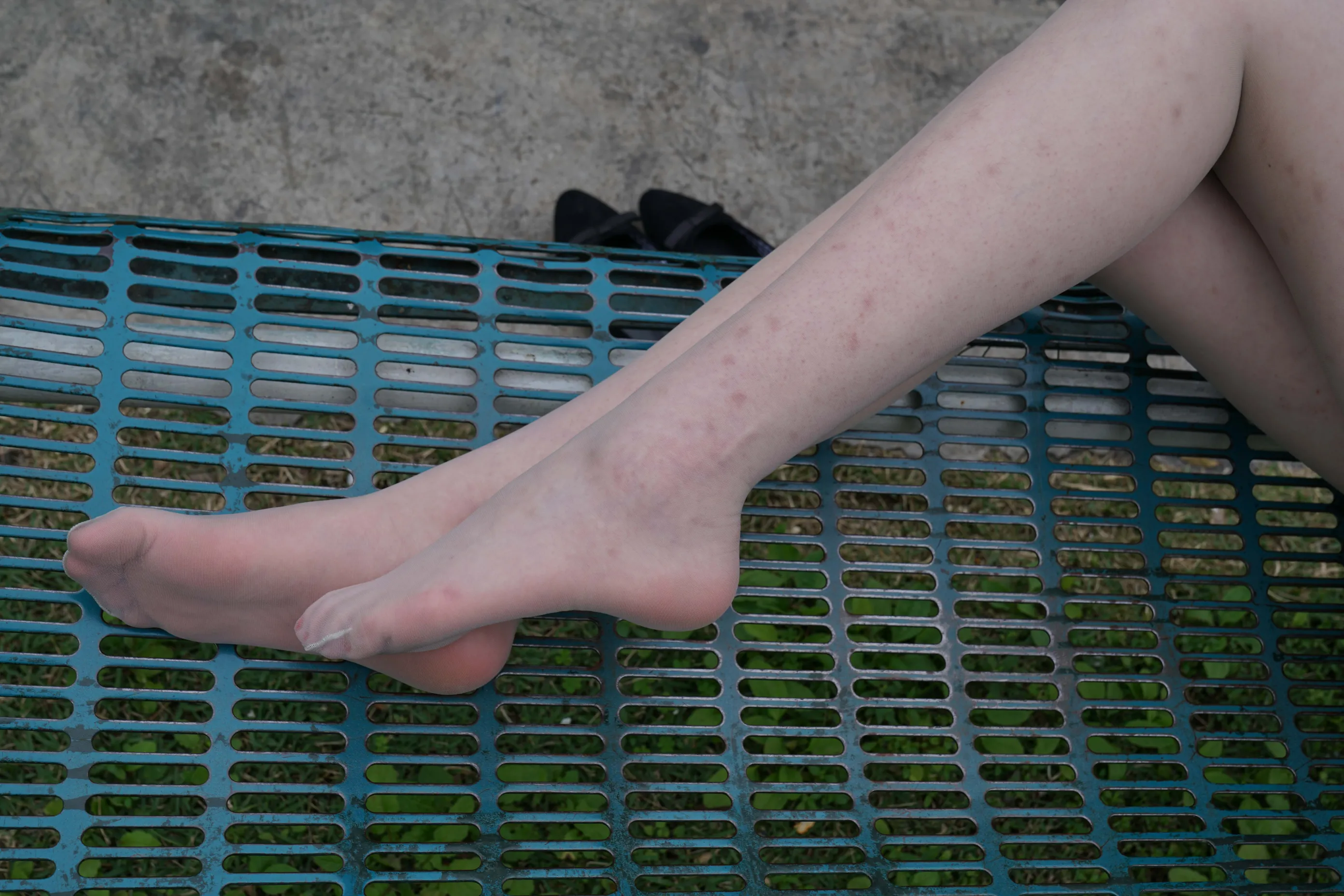 [Mzsock] NO.022 Xiao Zhang picks up a conversation with a high school student in the park and takes a direct photo of her silky feet street photography#[58P]-3