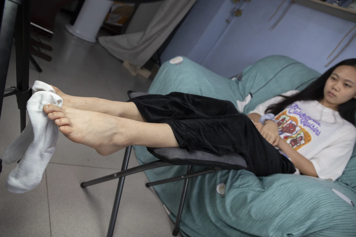[Mzsock] NO.032 Xiaoyi, a beauty with athlete’s foot, plays with the socks she hasn’t changed for several days, the smell is so strong Southern football skills#[93P]-8