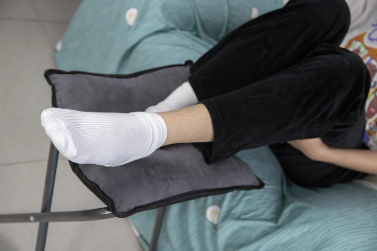 [Mzsock] NO.032 Xiaoyi, a beauty with athlete’s foot, plays with the socks she hasn’t changed for several days, the smell is so strong Southern football skills#[93P]-7