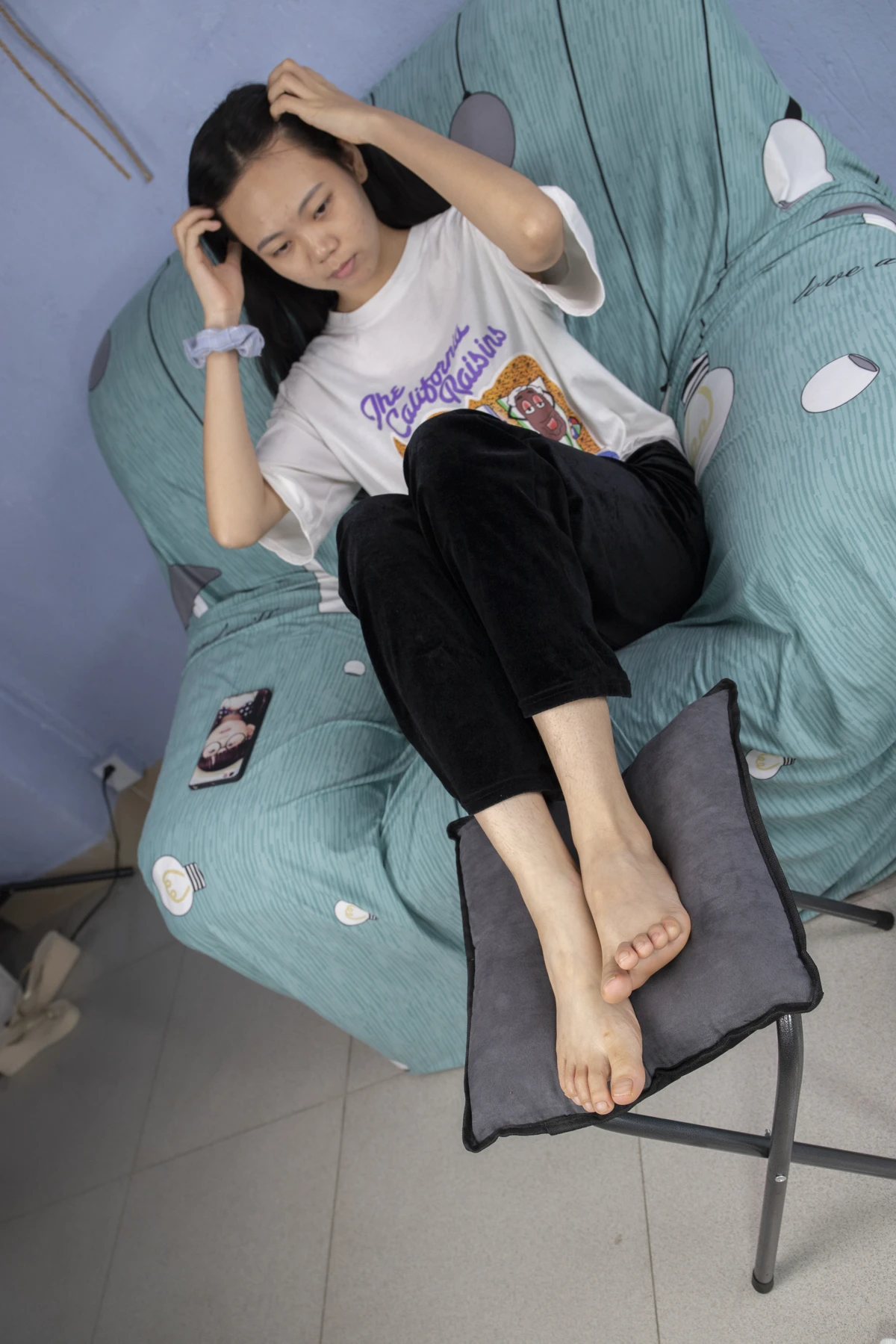 [Mzsock] NO.032 Xiaoyi, a beauty with athlete’s foot, plays with the socks she hasn’t changed for several days, the smell is so strong Southern football skills#[93P]-2