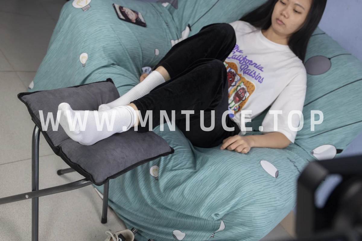 [Mzsock] NO.032 Xiaoyi, a beauty with athlete’s foot, plays with the socks she hasn’t changed for several days, the smell is so strong Southern football skills#[93P]-9