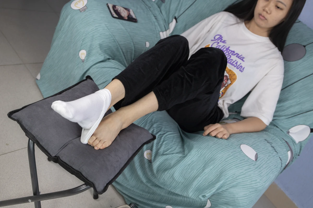 [Mzsock] NO.032 Xiaoyi, a beauty with athlete’s foot, plays with the socks she hasn’t changed for several days, the smell is so strong Southern football skills#[93P]-1