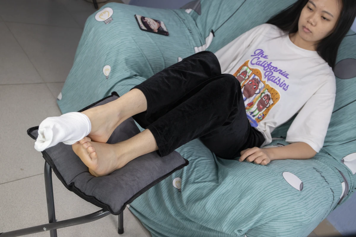 [Mzsock] NO.032 Xiaoyi, a beauty with athlete’s foot, plays with the socks she hasn’t changed for several days, the smell is so strong Southern football skills#[93P]-2