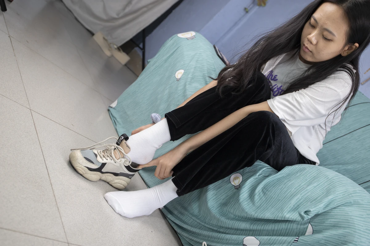 [Mzsock] NO.032 Xiaoyi, a beauty with athlete’s foot, plays with the socks she hasn’t changed for several days, the smell is so strong Southern football skills#[93P]-5