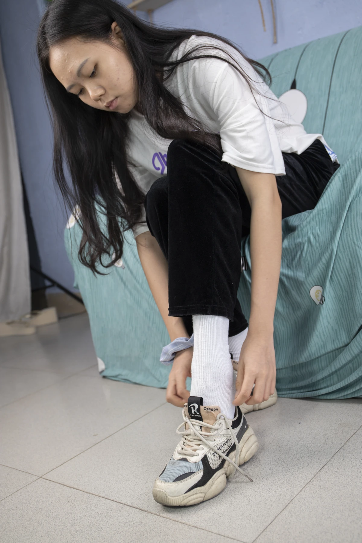 [Mzsock] NO.032 Xiaoyi, a beauty with athlete’s foot, plays with the socks she hasn’t changed for several days, the smell is so strong Southern football skills#[93P]-10