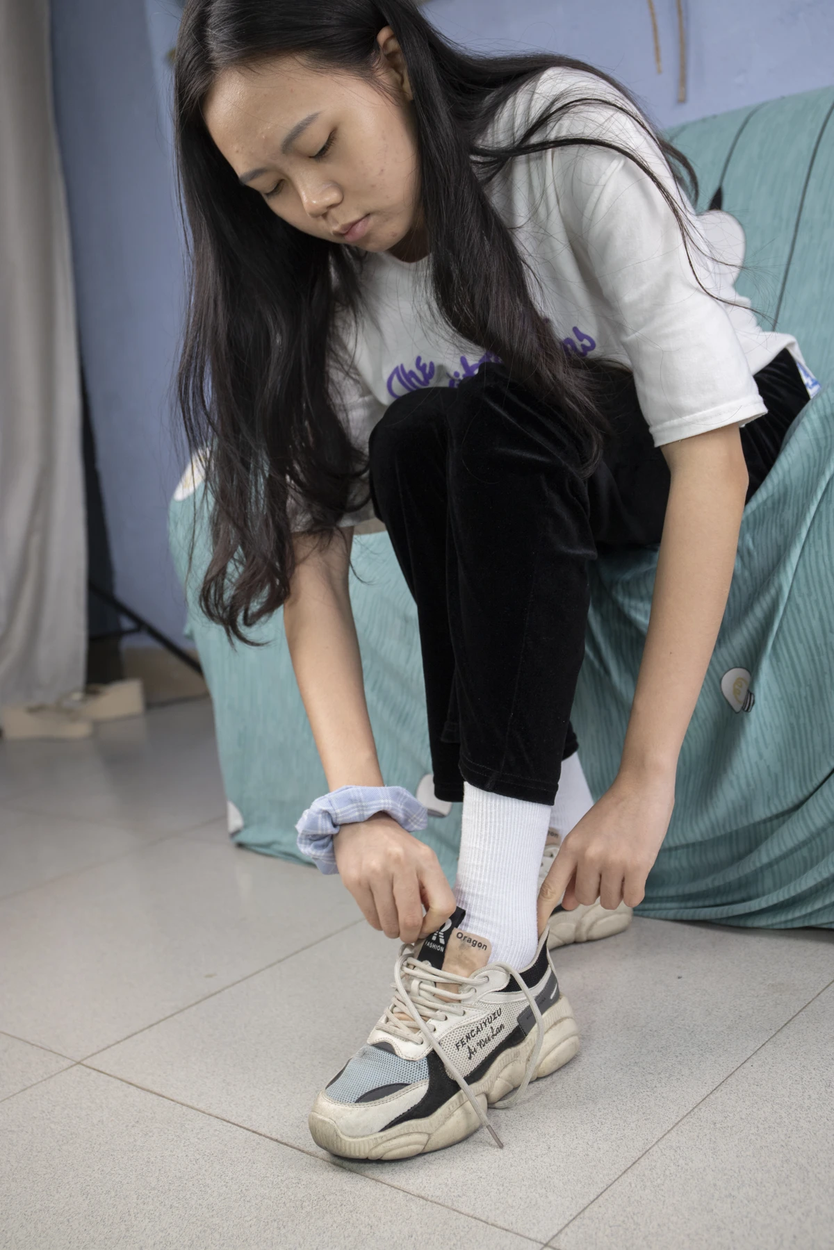 [Mzsock] NO.032 Xiaoyi, a beauty with athlete’s foot, plays with the socks she hasn’t changed for several days, the smell is so strong Southern football skills#[93P]-1