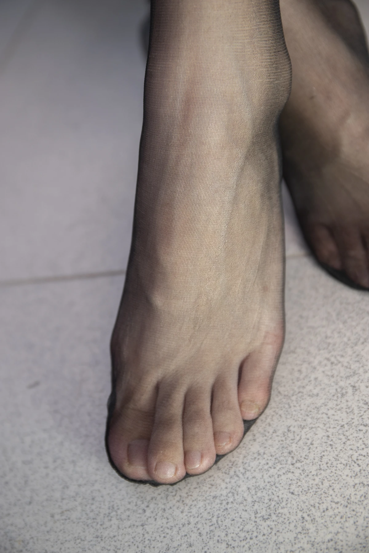 [Mzsock] NO.010 Model Peng Peng shows off her beautiful feet in transparent black stockings in the office, in various postures that are very tempting Southern football skills#[126P]-9