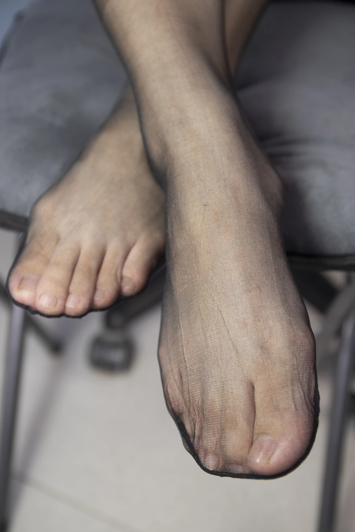 [Mzsock] NO.010 Model Peng Peng shows off her beautiful feet in transparent black stockings in the office, in various postures that are very tempting Southern football skills#[126P]-2