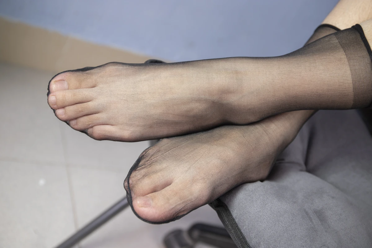 [Mzsock] NO.010 Model Peng Peng shows off her beautiful feet in transparent black stockings in the office, in various postures that are very tempting Southern football skills#[126P]-8