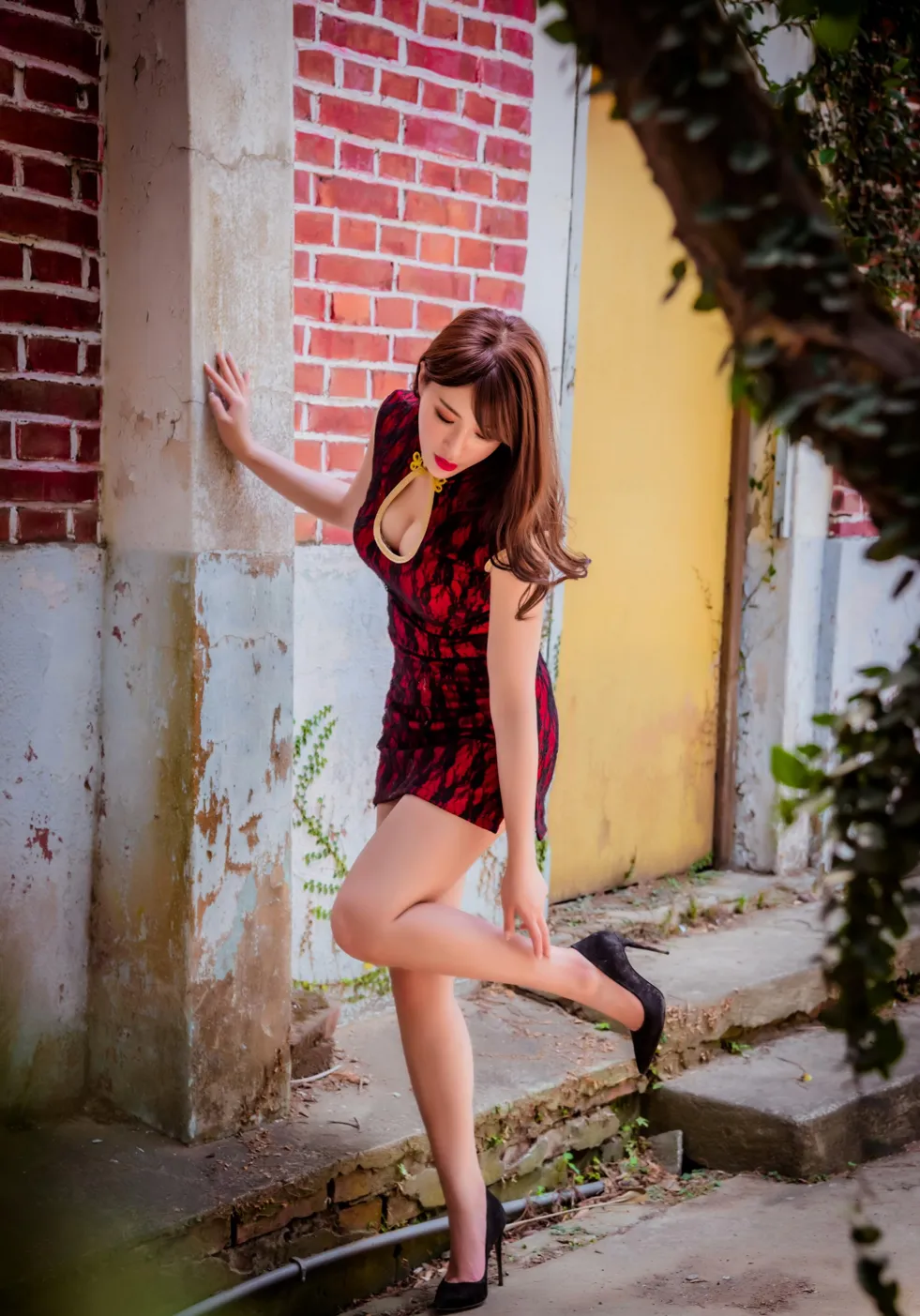 [Mzsock] NO.177 Wu Yuqi Red Flower Short Cheongsam High Heels Beautiful Legs street photography#[105P]-1