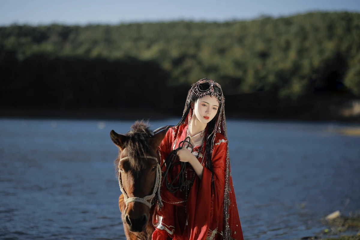 [YITUYU] 2023.01.13 Vol.2909 The setting sun is flowing with fire, the wind is dancing with the sand, and the setting sun reflects the colorful clouds My age#[24P]-7
