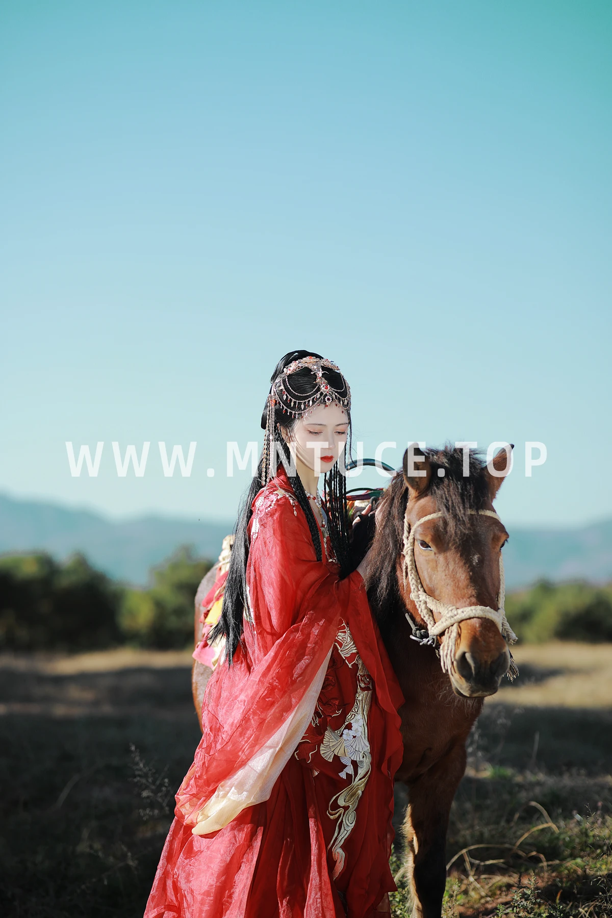 [YITUYU] 2023.01.13 Vol.2909 The setting sun is flowing with fire, the wind is dancing with the sand, and the setting sun reflects the colorful clouds My age#[24P]-1
