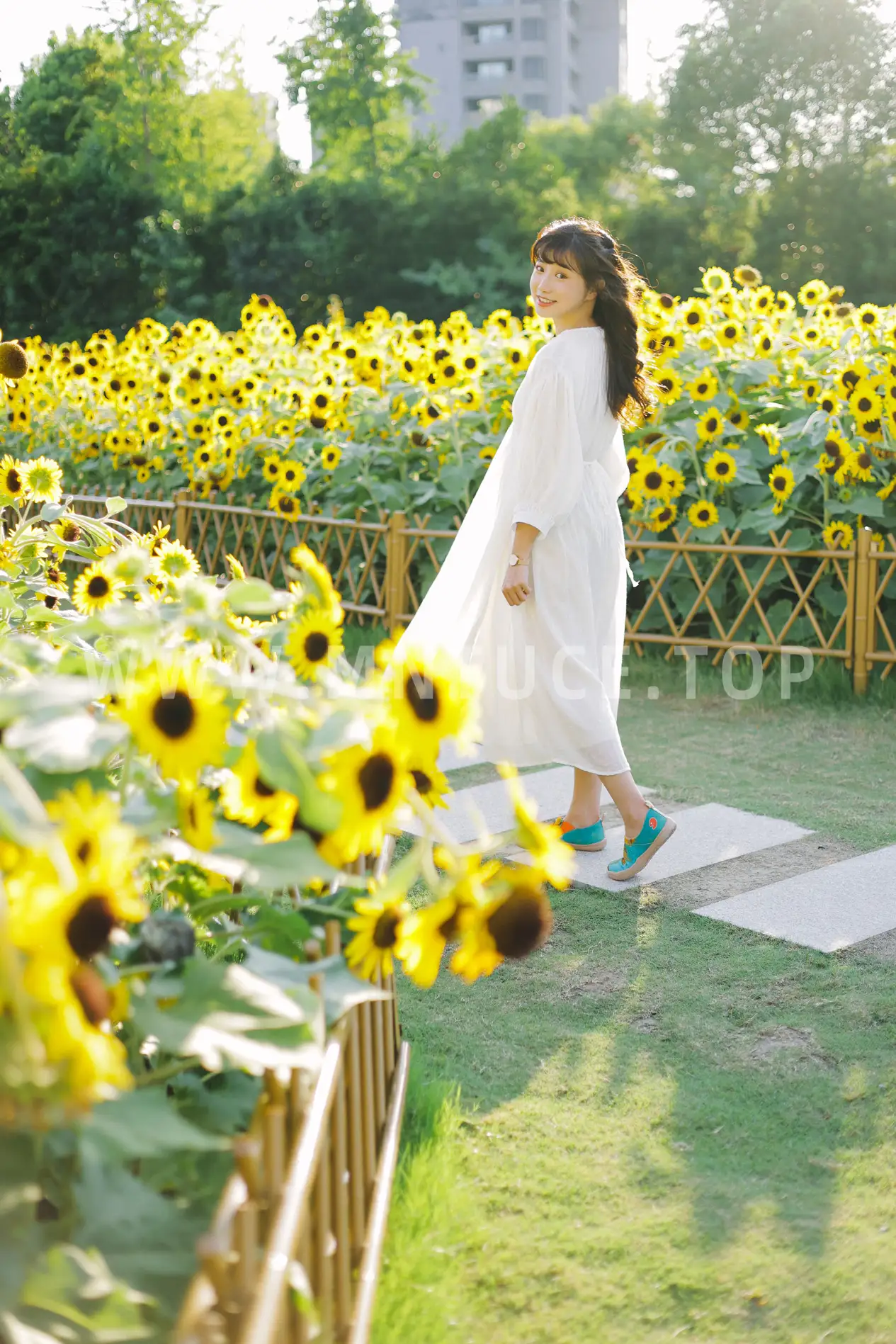 [YITUYU] 2022.08.29 Vol.1822 – Flowers and You in the Sun Fatty Blue-#[25P]-8