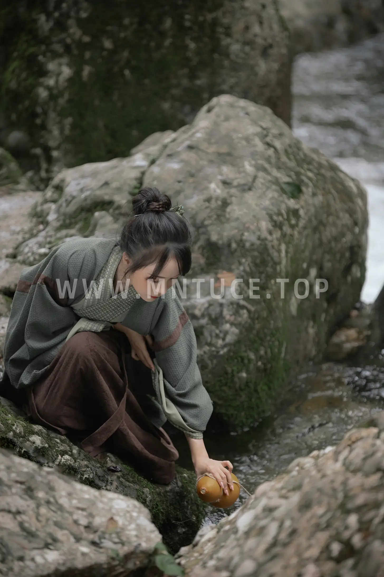 [YITUYU] 2022.08.13 Vol.1695 – Up the Mountain Li Yiyi#[38P]-8