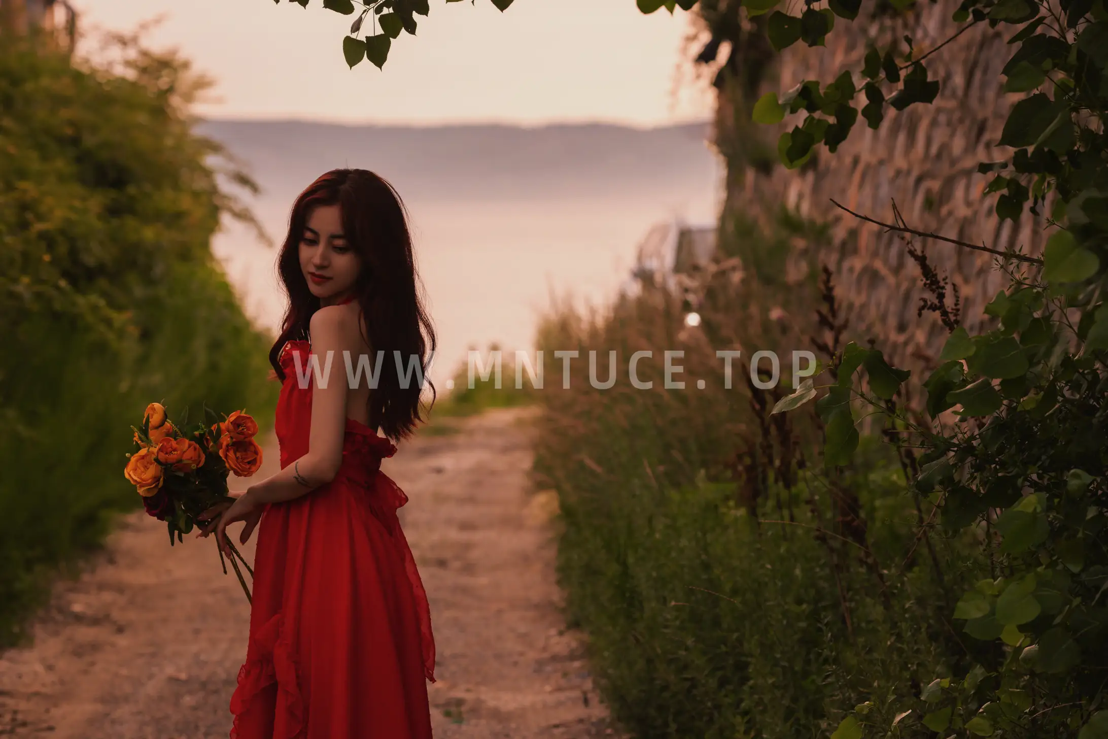 [YITUYU] 2022.09.02 Vol.1849 – Sunset at the seaside and girl in red dress Yixuan-#[33P]-8